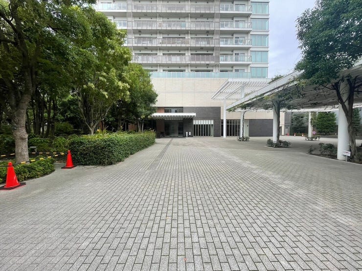 敷地内幅も広く、圧迫感を感じさせないエントランスまでのアプローチです