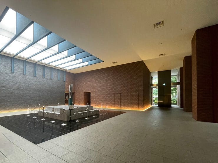 広く開放感のあるロビー、落ち着いた照明で来訪者を迎えます