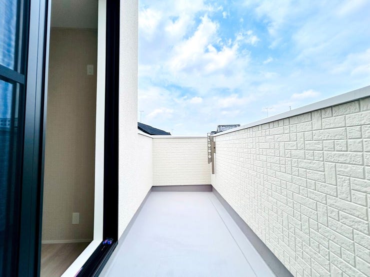 南に面したバルコニーは陽当りがよく、洗濯物が乾きやすいです♪