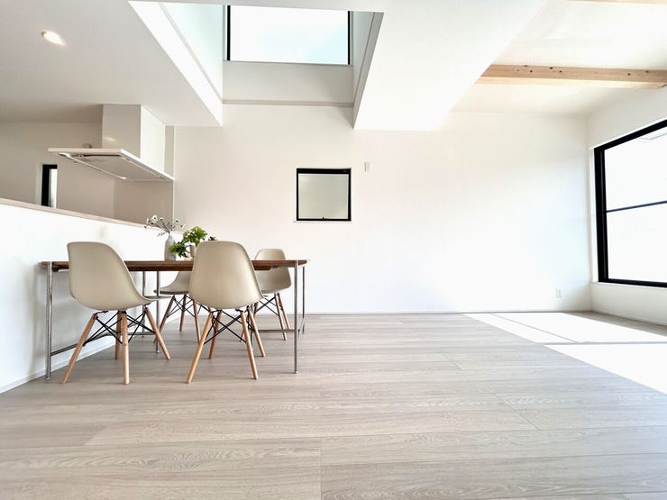 リビングの吹抜けは開放感が生まれ、お部屋全体を広く見せます!
17.6帖のお部屋は家具の配置やインテリアデザインがしやすく、自分好みの居心地の良い空間を作れます♪