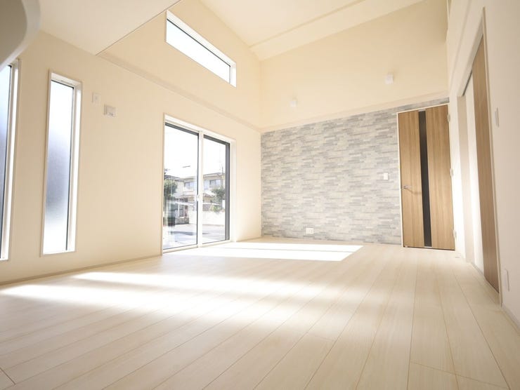 大きな窓からたっぷりの光が入り、室内に開放感とぬくもりをもたらします