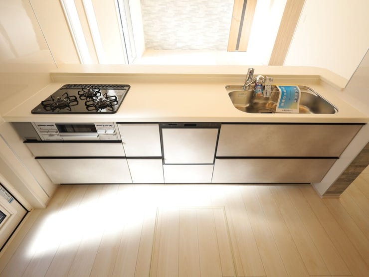 家族の食卓を支える、使い勝手の良いシステムキッチン