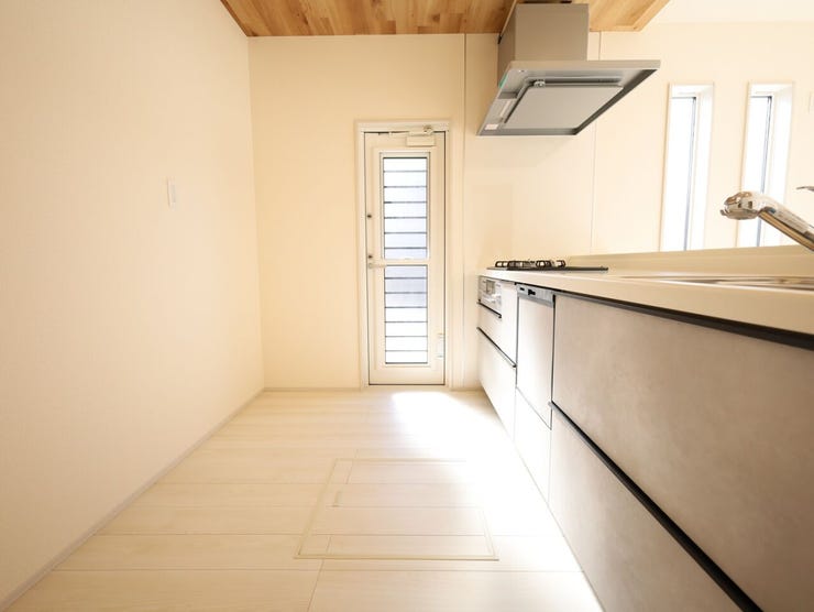 対面タイプのキッチンですのでお子さまの様子を見守りながら安心して調理できます