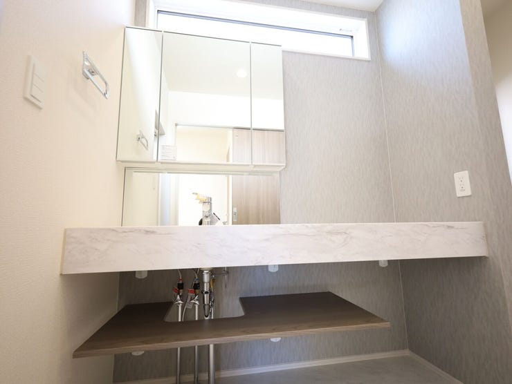 おしゃれなワイド洗面台が、朝の準備時間を心地よく演出。コスメやスタイリング剤もすっきり収納できます。