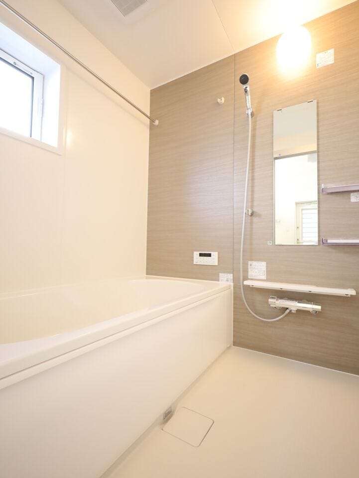 窓からの自然光が心地よい、リラックスできる浴室空間