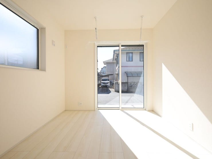 2方向から光が差し込む、開放感のある洋室空間です