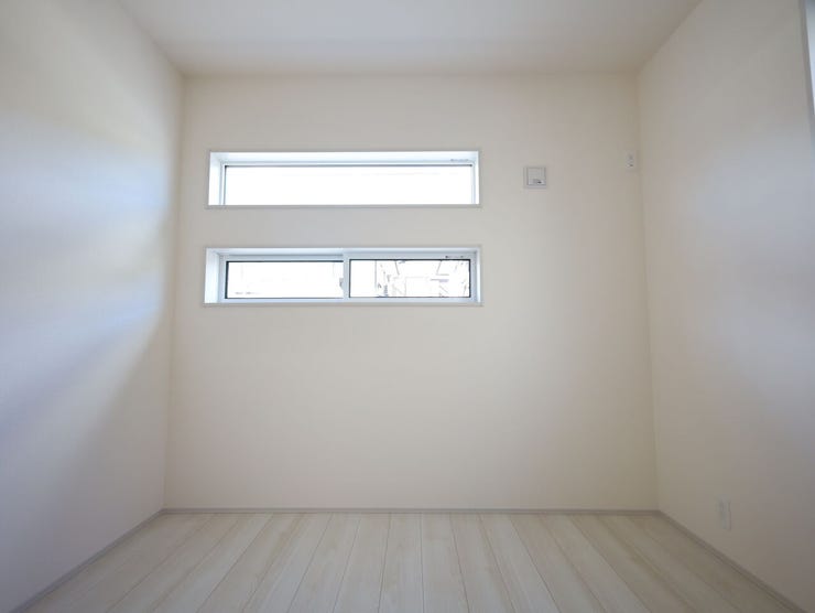 光と風が巡る、明るく爽やかな洋室。白い壁が空間にやさしい広がりをもたらします。