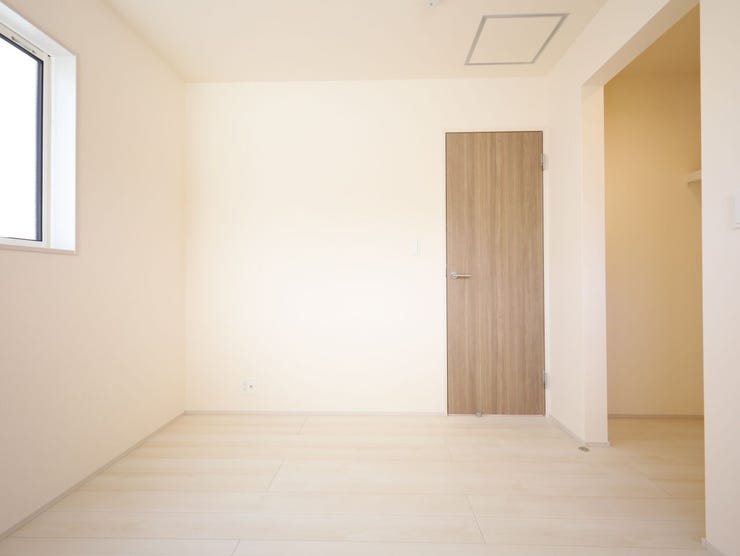 家族の衣類や季節物もたっぷり収納できる。子育て世帯にも嬉しい収納力♪