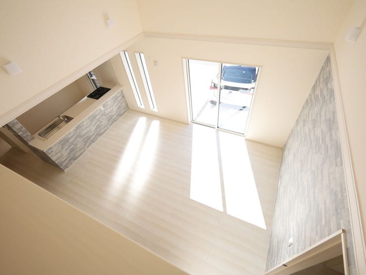 リビングを見渡すことができるので、くつろぎながらも空間全体とつながる心地よさを感じられます。