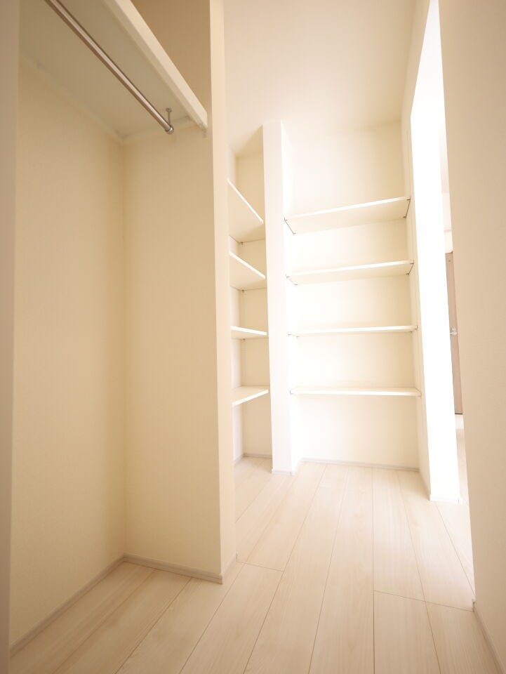 キッチンの横には大容量で可動棚付きのパントリー収納付き♪