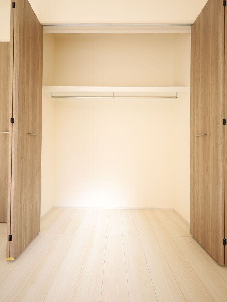 枕棚とハンガーパイプ付きでパッと一目で分かるきちんと整理されたクローゼットが叶います◎