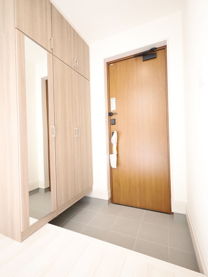 玄関には収納力のあるシューズボックスに加え、姿見付きで毎日の身支度も快適です