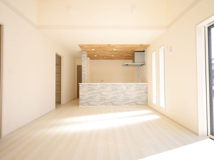 天井高がもたらす開放感と、17帖のゆとりが心地よいリビング空間を演出