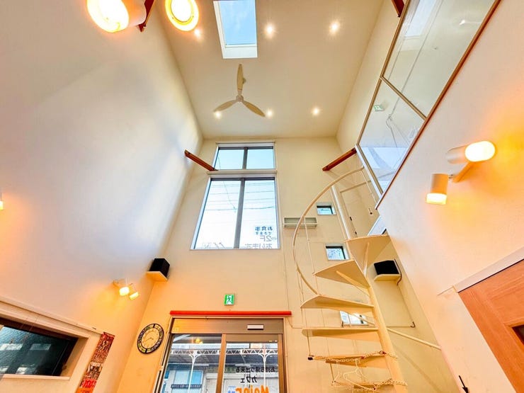 吹き抜けは光を呼び込み
明るく店舗を照らしてくれます!