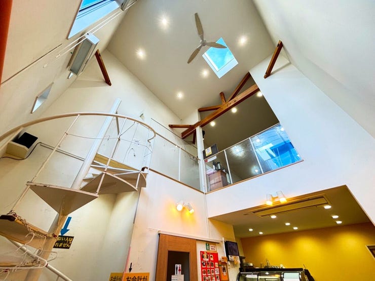 螺旋階段を昇ると
広い飲食スペースがございます。