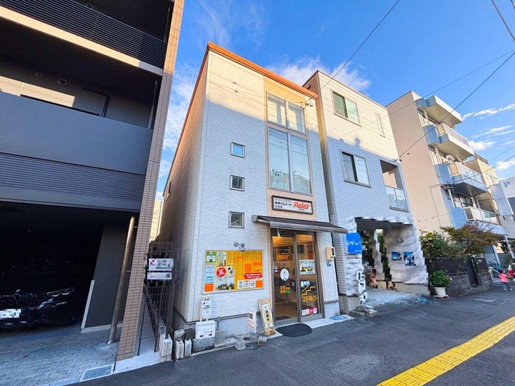 歩道が広く
歩行者の目にも止まりやすい♪
大学や高校、中学校なども近く
人が多く通る立地は、鷹匠ならではのポイントです!