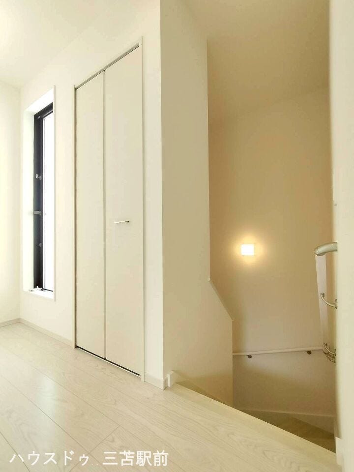 2F廊下、収納あり