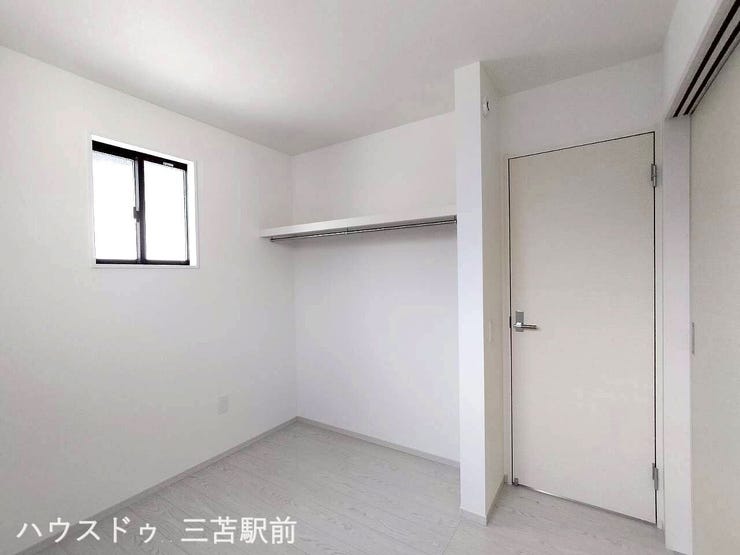 北側4.5帖洋室 間仕切り扉閉めた様子