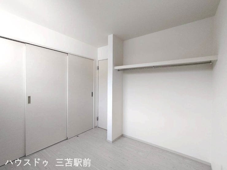 北側4.5帖洋室 間仕切り扉閉めた様子