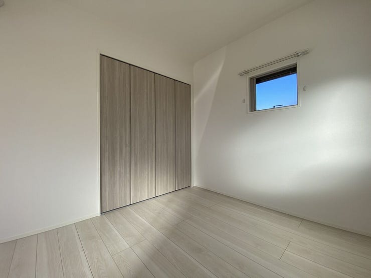 2階の全居室は6帖以上の広さを確保。大きなベッドやデスクを置いても余裕があり、自分だけの時間を大切にできます。クローゼット完備で衣類や小物を一箇所にまとめられるため、居住スペースを常に広く使えます♪