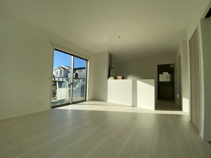 窓からたっぷりと陽光が降り注ぐLDK。明るい内装と相まって、家族が自然と集まりたくなるような開放的な空間です。休日にはソファでゆったりと読書をしたり、お子様と一緒に遊んだりと笑顔が広がります♪