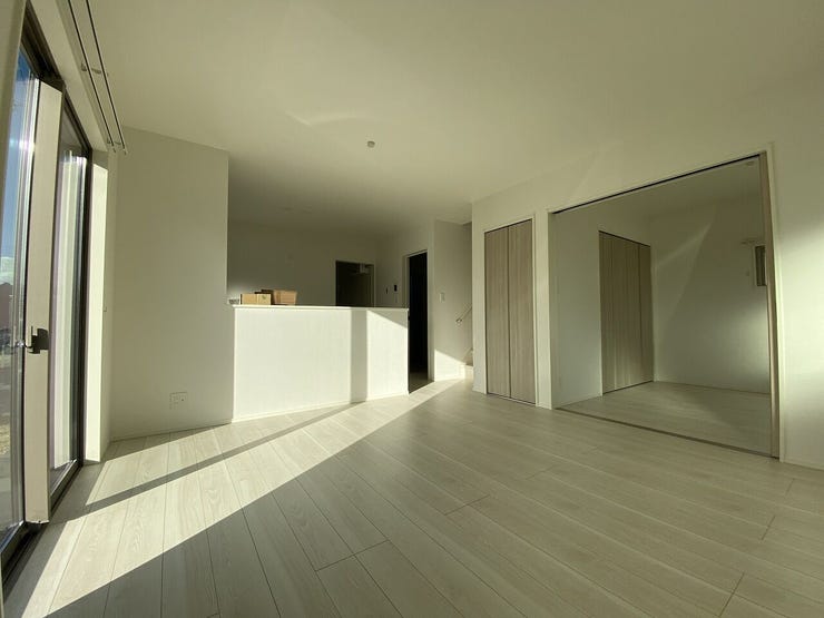 家具の配置がしやすい長方形な形状のリビング・ダイニング。テレビボードや大きなソファを置いても動線を確保でき、思い思いの配置で楽しめます。対面キッチンとの一体感があり、どこにいても家族の気配を感じます♪