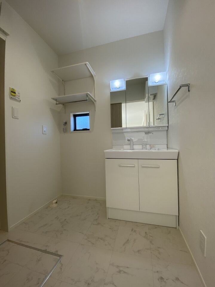 三面鏡タイプの洗面化粧台は、鏡裏に細かな化粧品や歯ブラシを収納でき、洗面周りを常に清潔に保てます。朝の身支度も明るい照明の下でチェックでき、スムーズな外出をサポートする機能的なランドリー空間です♪