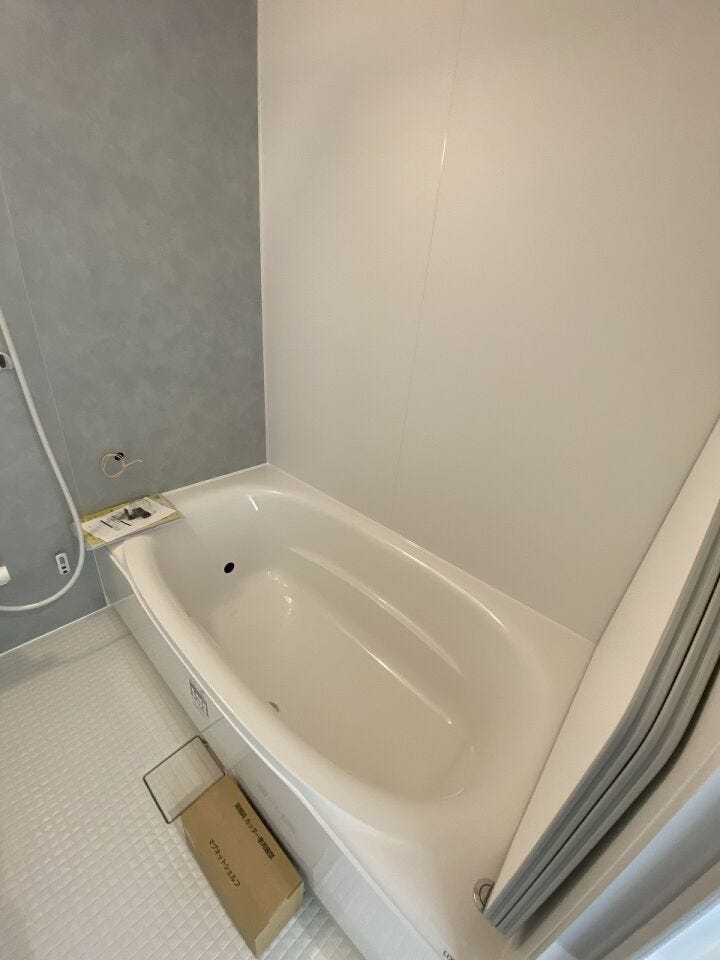 1日の疲れを癒すユニットバス。清潔感が溢れるシンプルですっきりとしたデザイン。半身浴も楽しめるバスタブが心地よさをもたらします♪