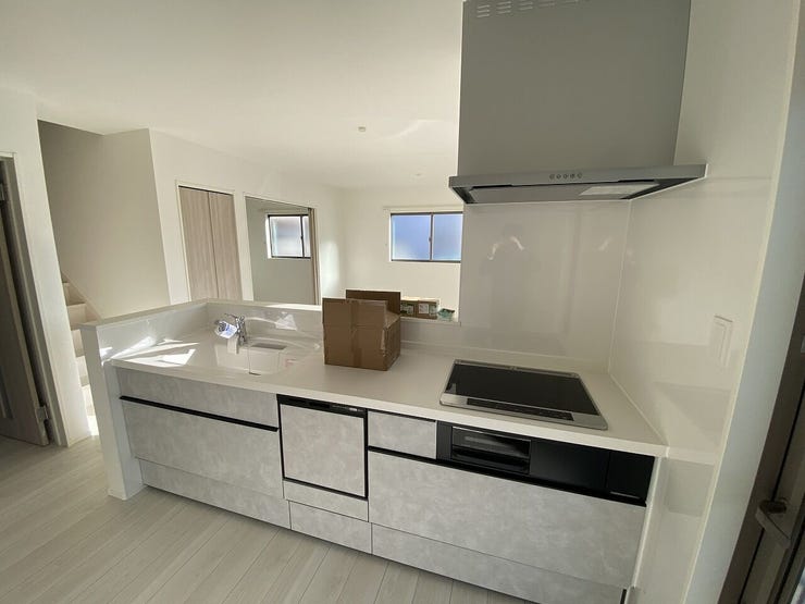 リビングを見渡せる対面式キッチン。お料理中もお子様の宿題を見守ったり、家族と会話を楽しんだりできます。食洗機も完備しており、食後の後片付け時間を短縮して、ゆとりある夜のひとときを過ごせます♪