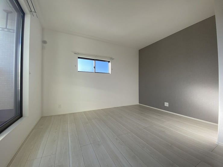 主寝室としても最適なゆとりのある空間。大型のウォークインクローゼットを設けており、夫婦の衣類をまとめて収納可能です。バルコニーへの出入りもスムーズで、お布団干しも楽に行える機能的な寝室となります♪