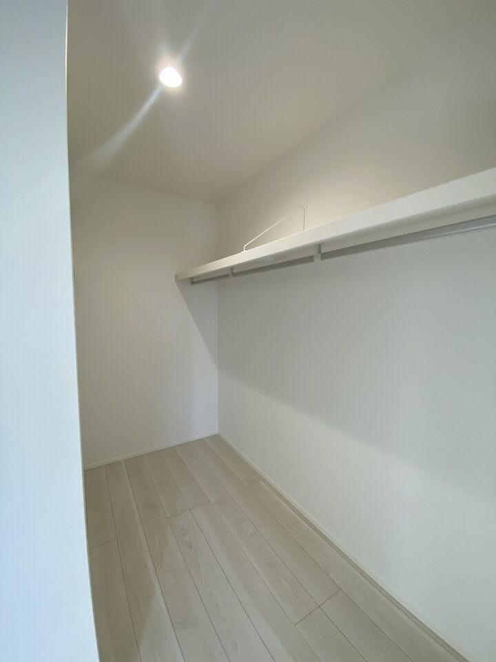 ウォークインクローゼットは衣類を一目で把握しやすく、必要なものをすぐに取り出せます♪これにより、同じような服を重複して購入することを防ぎ、整理整頓が容易になります♪