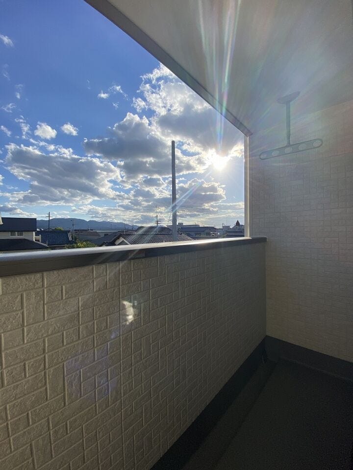 洗濯物や布団を一度にたくさん干せる幅広の設計です。晴れた日にはお洗濯物が短時間でパリッと乾き、家事の時短に貢献します♪