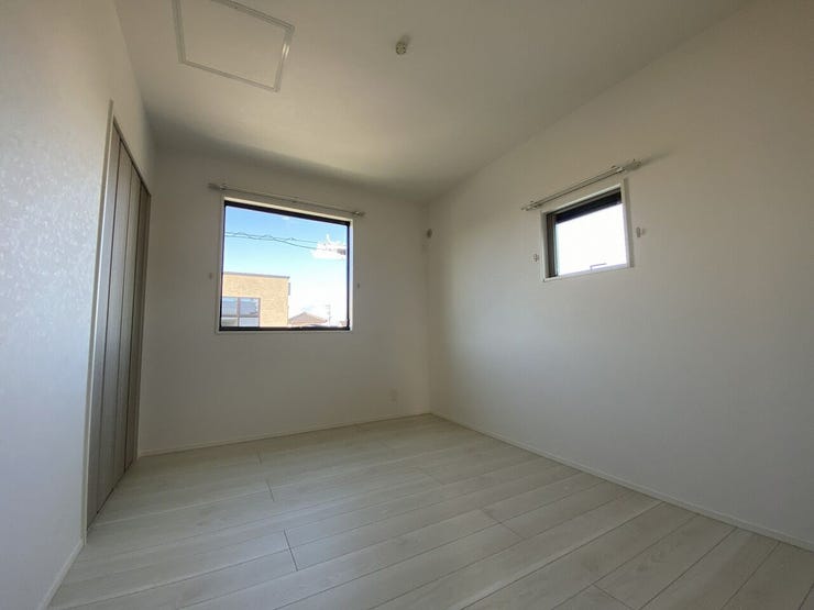 お子様の成長に合わせて使える広々とした個室。教科書や習い事の道具、趣味のアイテムもしっかり収まる収納付きです。勉強に集中しやすい落ち着いた環境でありながら、2階でも家族の気配を感じられる配置です♪