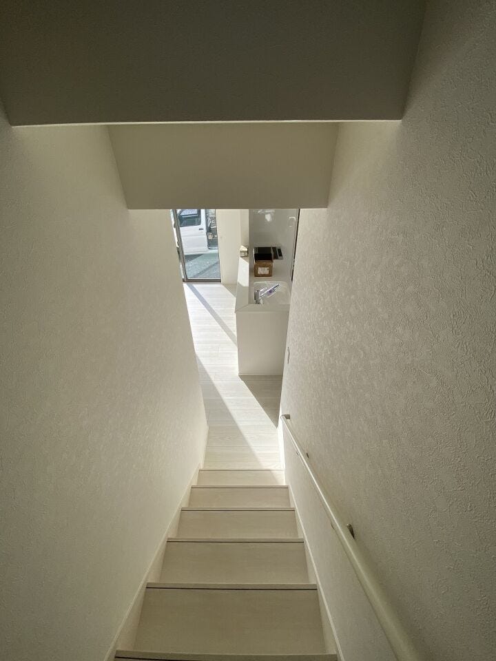 家族のプライベート、ドライヤーのブワーの音も遮ってくれるのはこの廊下の恩恵です♪