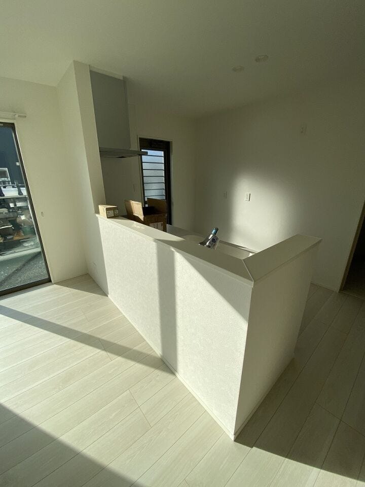 IHクッキングヒーター採用で火を使わず安全にお料理ができます。フラットな天板はサッと拭くだけでお手入れ完了。キッチン背面のスペースも広く、冷蔵庫やカップボードを置いてもスムーズに作業がこなせます♪