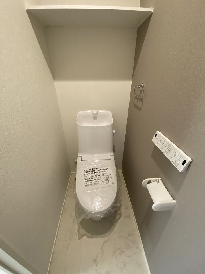 1階と2階の2箇所にトイレを設置。忙しい朝の準備時間が重なっても、家族間で順番を待つストレスがありません。夜中の利用も階段の上り下りが必要なく、小さなお子様がいる家庭でも安心して毎日を過ごせます♪