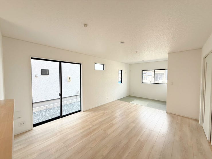 自然と家族が集まり、家族と食事を楽しみ、一緒にテレビを見て笑ったり、のんびりくつろいだりできるのがLDK。是非家族と素敵な時間をこの場所で♪