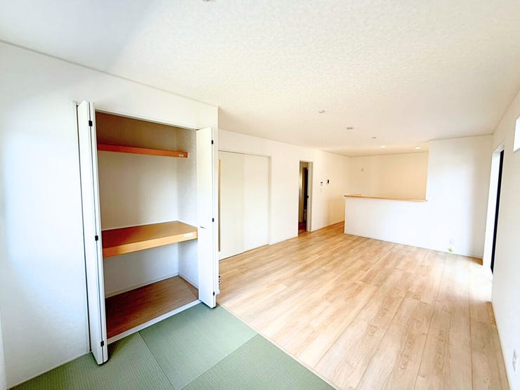 1階3帖畳コーナー、別角度。収納スペース付き!スッキリとした印象の縁なし畳は現代的でスタイリッシュ♪和の心も残しつつ洋間と調和し、モダンな雰囲気のオシャレな空間となっています♪