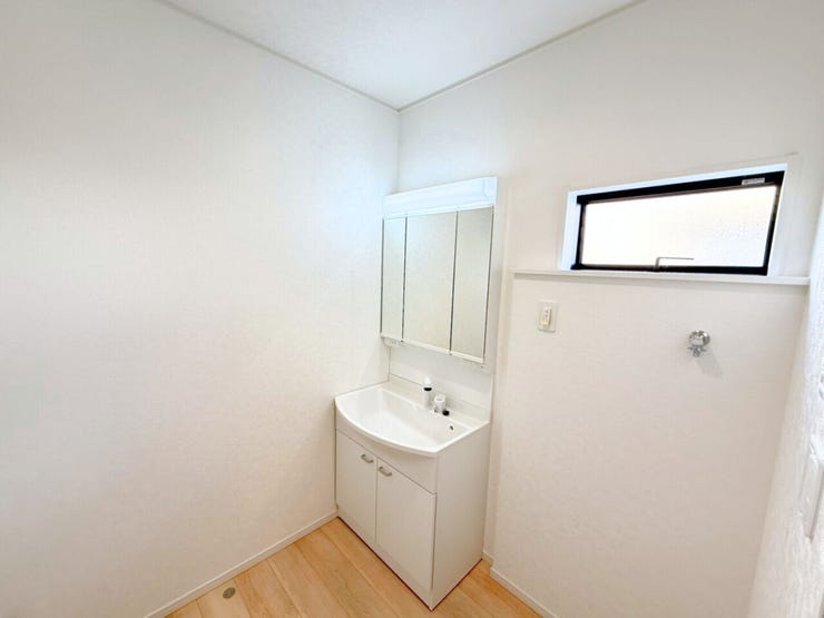 洗面台は横顔もチェックしやすい3面の鏡。鏡後ろは収納スペースとなっており、歯ブラシなどをしまえて便利です。また、洗面下にも収納スペースがあり、入浴剤やお風呂用洗剤などをしまっておけます。