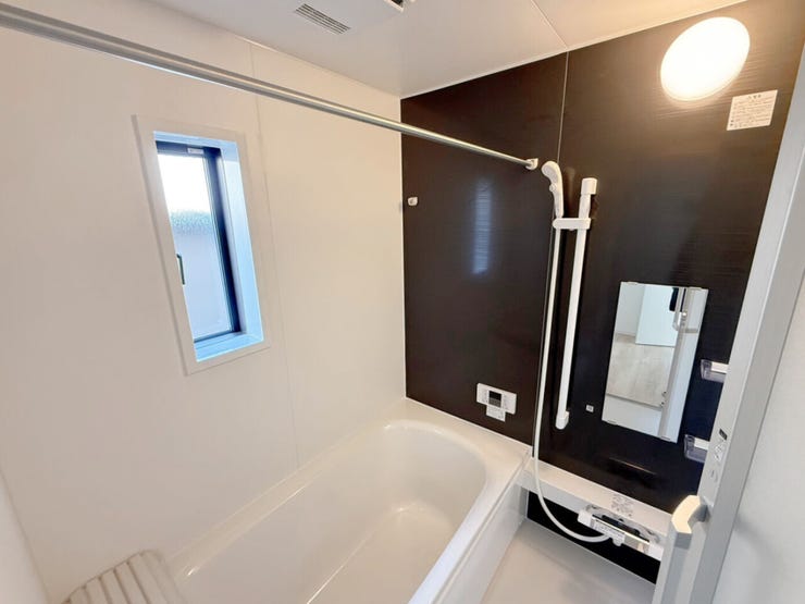 シャワーヘッドの位置を調整できるシャワースライドバー付き。髪を洗う時、体を洗う時、毎日のように使うからこそ、自分の好きな高さで浴びられるちょっとした便利さが嬉しい♪