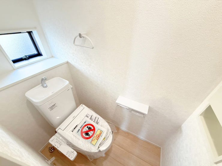 1階トイレ。2連のペーパーホルダーは一度に2ロールセットすることができるので、交換する手間を減らすことができ、棚が付いているのでケータイを置いたり、小物を飾って空間を彩ったりできます♪