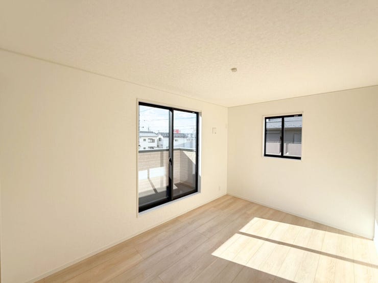 2階6.7帖洋室。バルコニーに面したお部屋なので掃き出し窓があり、日光が差し込みやすいため明るい空間が作れます。また、部屋が広く見える効果も♪お布団などを干しやすいのもうれしいポイント!