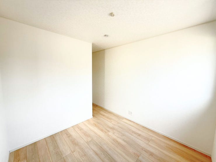 2階5.2帖洋室、別角度。「ランプはどんなデザインにしようかな?」「ベッドのサイズはどれくらいがいいだろう?」など、自分の部屋になったらどのようにレイアウトしようかと楽しく想像してみてください。