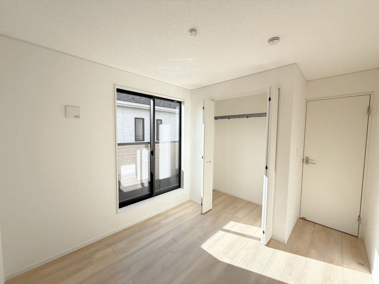 2階5帖洋室。バルコニーに面したお部屋なので掃き出し窓があり、日光が差し込みやすいため明るい空間が作れます。また、部屋が広く見える効果も♪お布団などを干しやすいのもうれしいポイント!