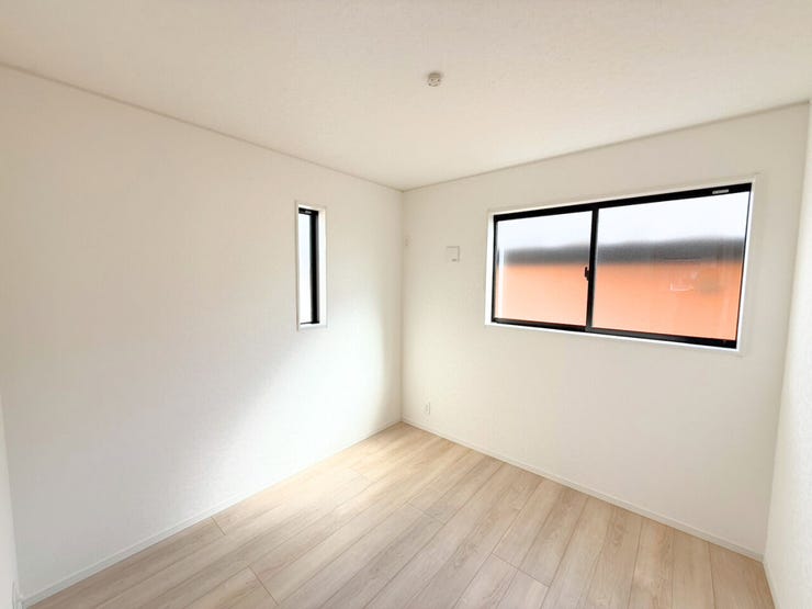 2階4.5帖洋室。収納スペースとしてや手芸・音楽鑑賞などの趣味部屋、仕事や勉強など集中したい時用に使用するなど♪もちろん寝室としても♪生活スタイルに合わせて使い方いろいろ!