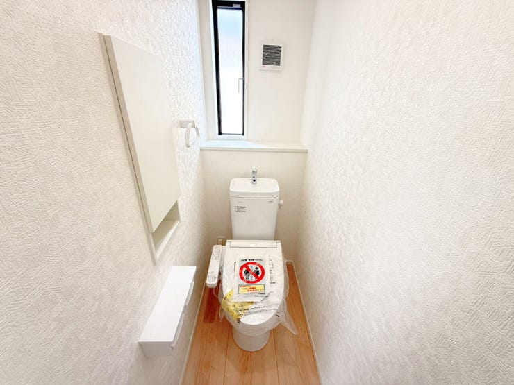 2階トイレ。シンプルな内装と清潔感のある白いトイレ。毎日のトイレタイムは落ち着ける空間がいいですよね。2階にもトイレが設置されているので、朝のトイレ渋滞がおきにくいです。