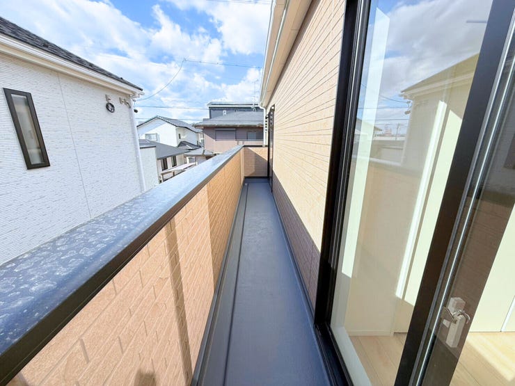 洗濯物やお布団などをたっぷり干せて、天日干ししやすい屋根なしバルコニー(南西向き)。屋根がないことで室内にも日差しが届きやすく明るい空間が作れます。