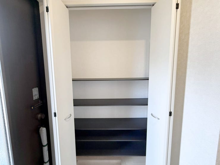 玄関収納。玄関がスッキリ片付く収納スペース付き♪たっぷり収納できると新しい靴が欲しくなりそう♪また、見やすい収納はお出掛け時の靴選びも楽しくなりそうです。