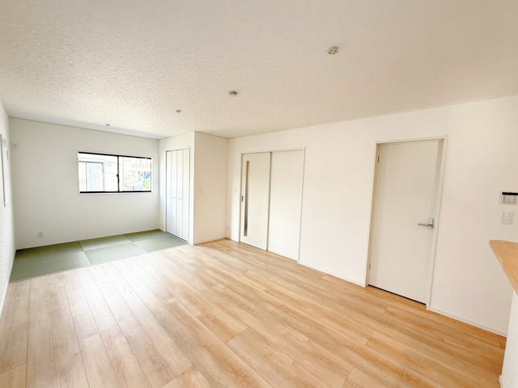 四季でコーディネートを変える楽しみを♪春には柔らかな色で明るく、夏には清涼感のある色で涼しげに、秋には落ち着きのある色でしっとりと、冬には温かみのある色を取り入れて目で見て四季を感じるリビングへ。