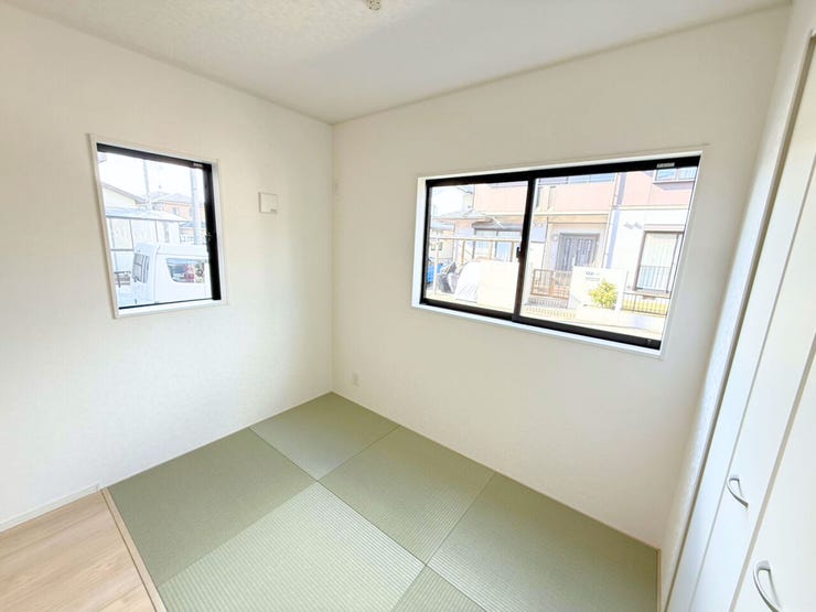 1階3帖畳コーナー。お昼寝スペースやお子様が遊ぶスペースなど使い方いろいろ!こたつを置けば冬のポカポカスペースに♪もちろん、みかんも忘れずに♪